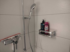 Een haardroger, handdoeken, zeep, toiletpapier
