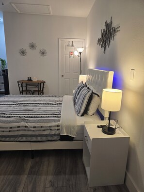 1 habitación, tabla de planchar con plancha, wifi gratis y ropa de cama 