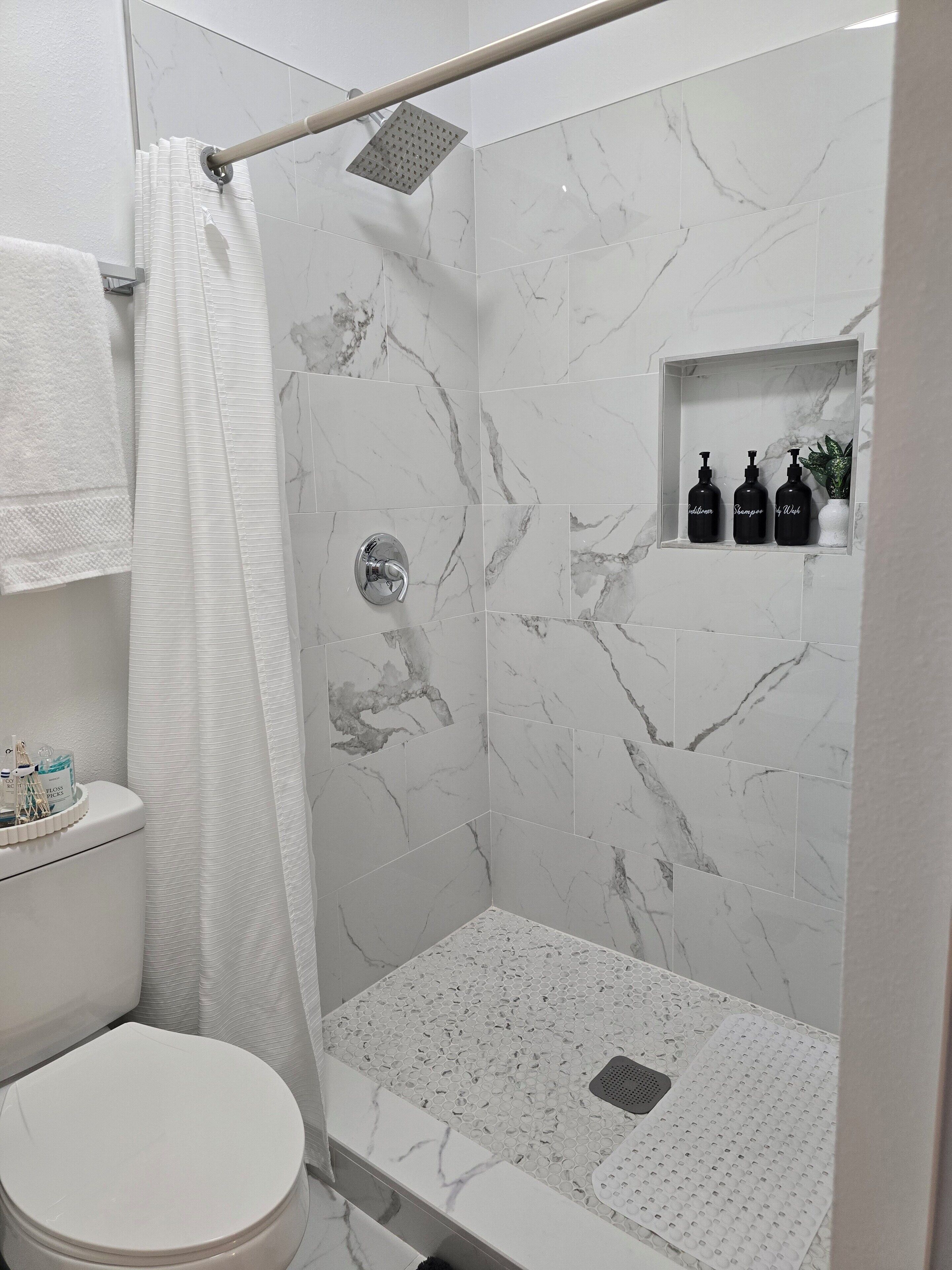 Shower, hair dryer, bidet, towels