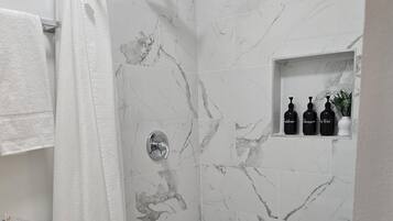 Shower, hair dryer, bidet, towels