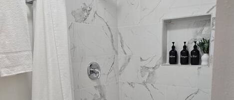 Douche, sĂšche-cheveux, bidet, serviettes fournies