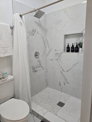 Ducha, secador de pelo, bidet, toallas