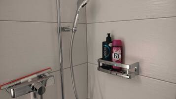 Sèche-cheveux, serviettes fournies, savon, papier toilette