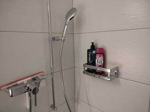 Secadora de cabello, toallas, jabón, papel de baño