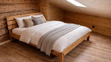 Iron/ironing board, internet, bed sheets