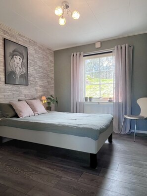 4 chambres, bureau, fer et planche à repasser, accès au Wi-Fi (inclus)