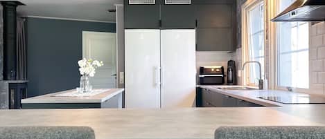 Réfrigérateur, four à micro-ondes, un four, surface de cuisson