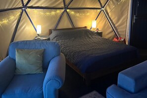 1 bedroom, bed sheets - Geodesic Dome With sea Views (Carmarthen)