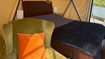 1 bedroom, bed sheets