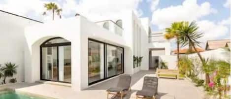 2 outdoor pools