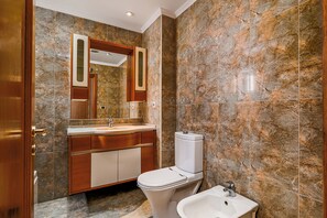 Suite | Bathroom | Combined shower/bathtub, towels, toilet paper - Lisbon Easy Stay (Lisboa)