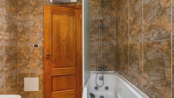 Suite | Badezimmer | Duschwanne, Handtücher, Toilettenpapier