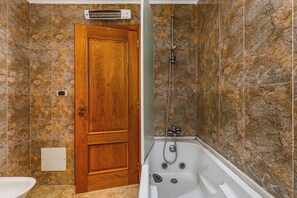 Suite | Bathroom - Lisbon Easy Stay (Lisbon)