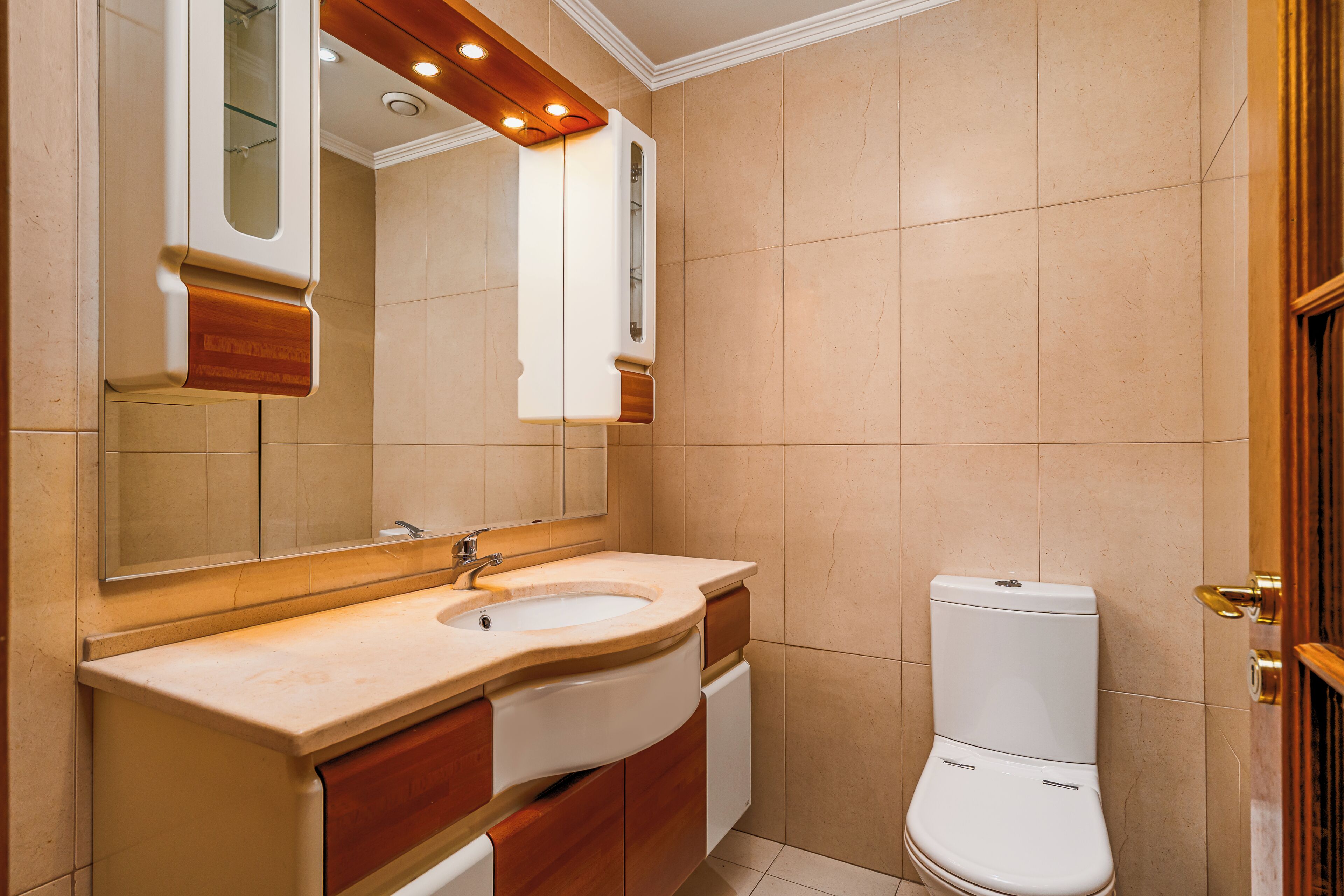 Suite | Bathroom | Combined shower/tub, towels, toilet paper