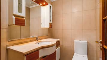 Suite | Badezimmer | Duschwanne, Handtücher, Toilettenpapier