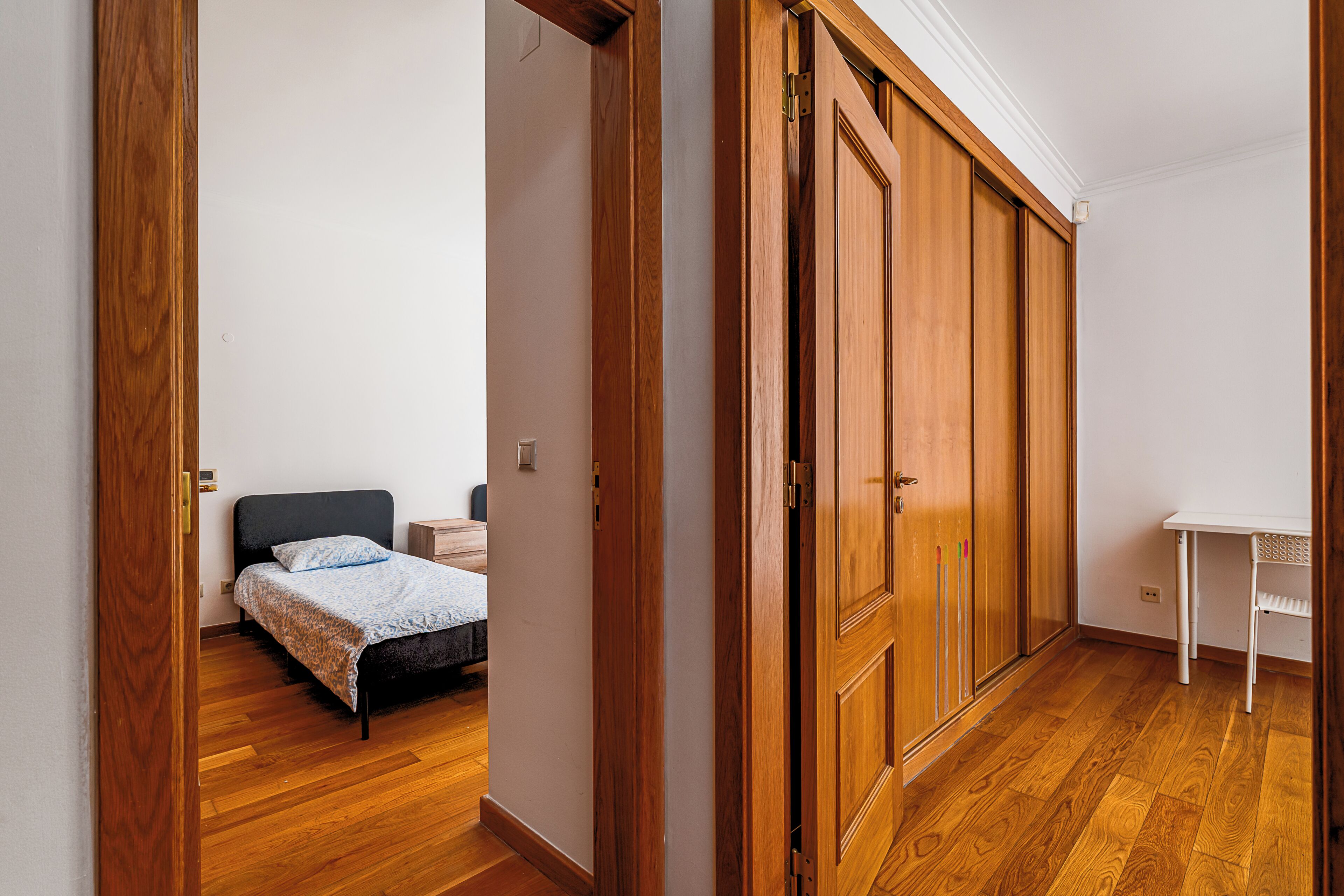 Suite | Desk, laptop workspace, free WiFi