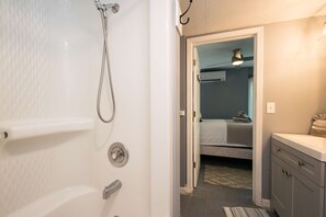 House | 1 bedroom, Internet - Lakefront Tiny House w Free Tix Dock Dogs OK (Lake Lure)