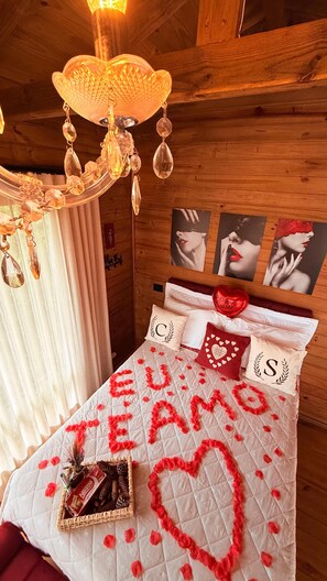Room - Chalet Suisse, European atmosphere in the mountains of Santa Catarina. Made for special moments for two. (Alfredo Wagner)