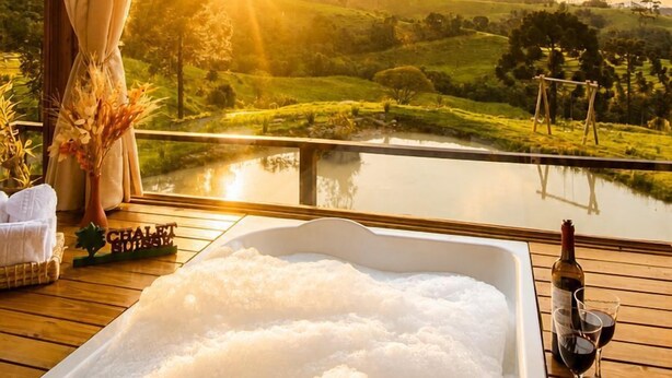 Un bain à remous avec vue sur un paysage et un coucher de soleil.