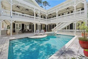 Una piscina al aire libre, una piscina climatizada