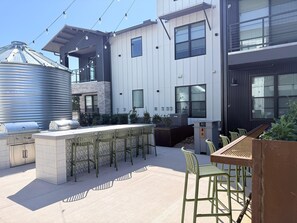 Outdoor dining - Fabulous condo in New Braunfels with swimming pool , cool AC , great  location (New Braunfels)