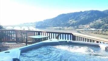 Ferienhütte, Flussblick | Außen-Whirlpool