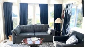 A living room with a sofa, a coffee table, and a lamp. - Rogue River Landing Resort (Gold Beach)