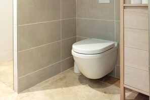 Hair dryer, towels, soap, toilet paper - Vrbo Property (carqueiranne)