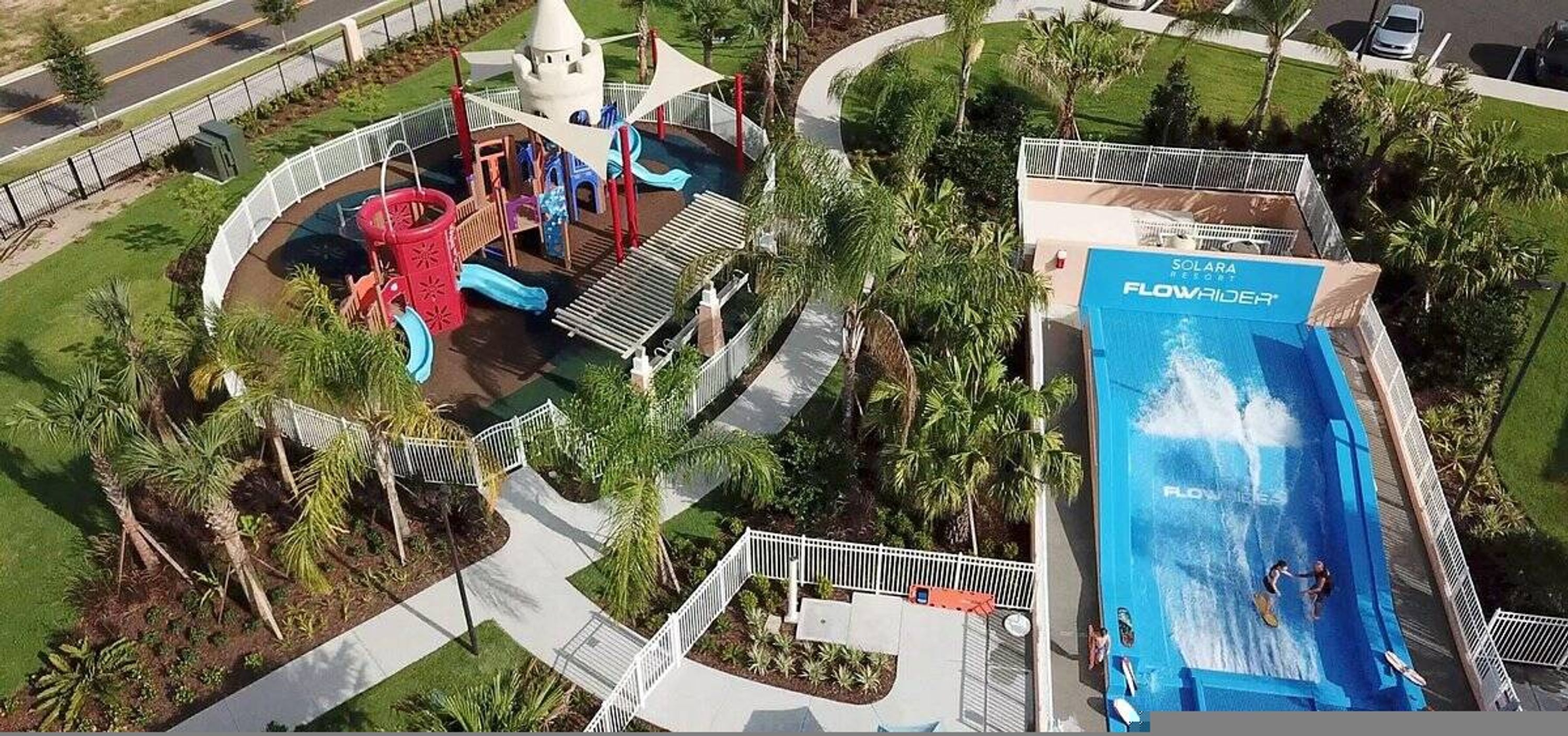 Un parc aquatique doté d’une piscine à vagues, de toboggans et d’un espace de jeux.