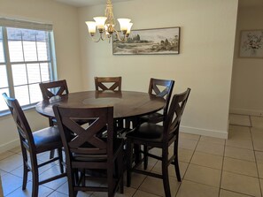 Dining - Cozy Seguin 3BR/Family & Travel friendly (Seguin)