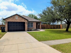 Exterior - Cozy Seguin 3BR/Family & Travel friendly (Seguin)