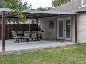Outdoor dining - Cozy Seguin 3BR/Family & Travel friendly (Seguin)