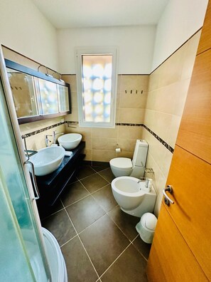 Douche, sèche-cheveux, bidet, savon