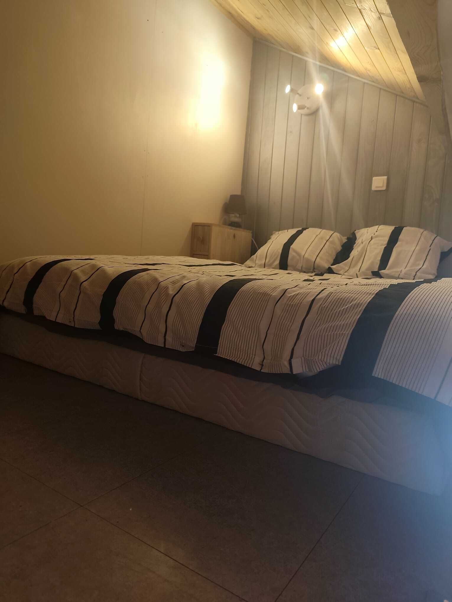 WiFi, bed sheets