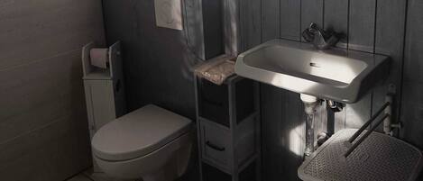 タオル、トイレットペーパー