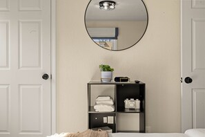 2 habitaciones, tabla de planchar con plancha y cuna de viaje 