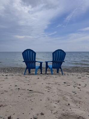 Chaises longues, serviettes de plage