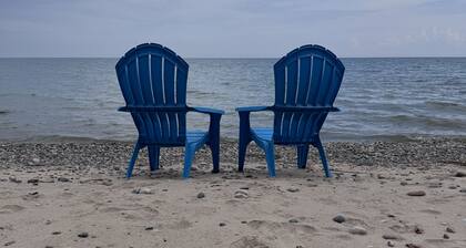 Beachfront cottage in Lexington with AC, shared Hot Tub & Pool on Lake Huron