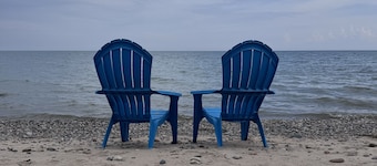 Beachfront cottage in Lexington with AC, shared Hot Tub & Pool on Lake Huron