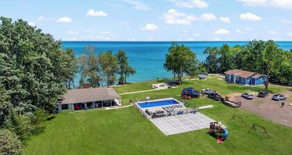 Beachfront cottage #4 in Lexington with AC, shared Hot Tub & Pool on Lake Huron