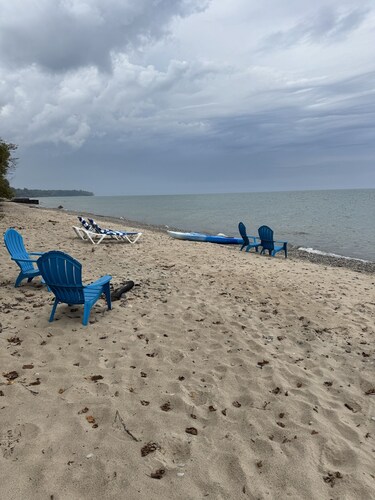Beachfront cottage in Lexington with AC, shared Hot Tub & Pool on Lake Huron
