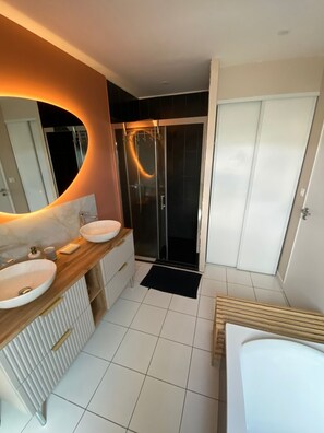 Dusche, Handtücher, Seife, Toilettenpapier