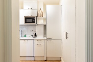 Fridge, microwave, dishwasher, coffee/tea maker