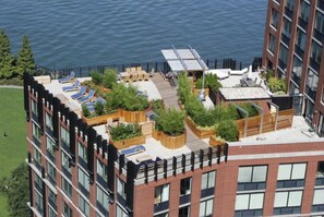 Property grounds - Bright 1BR Retreat at Tribeca Park w Pool (New York)