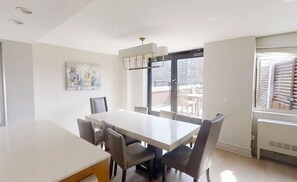 Dining - Oceanfront  Breakers Boutique Studio (New York)