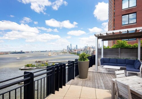 Bright 1BR Retreat at Tribeca Park w Pool