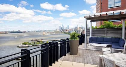 Bright 1BR Retreat at Tribeca Park w Pool