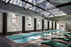 Indoor pool - Oceanfront  Breakers Boutique Studio (New York)