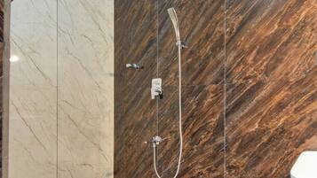 Deluxe Double Room | Bathroom | Shower, free toiletries, towels, soap