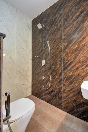 Deluxe-Doppelzimmer | Badezimmer | Dusche, kostenlose Toilettenartikel, Handtücher, Seife